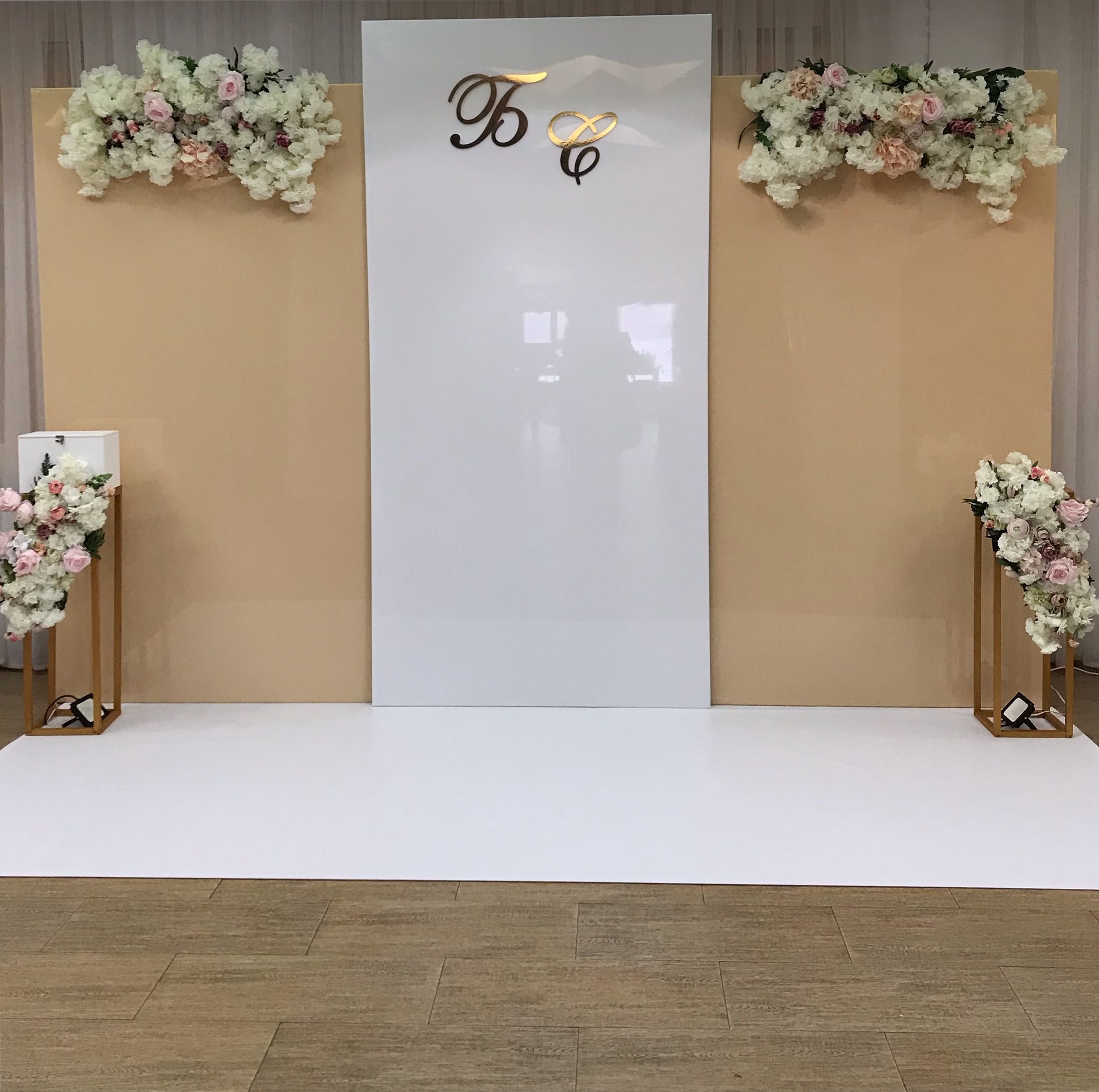 Стіл наречених весільна фотозона оформлення весілля президіум декор