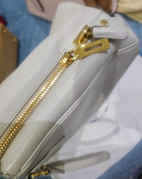 Carteira Prada Saffiano Branca usada.