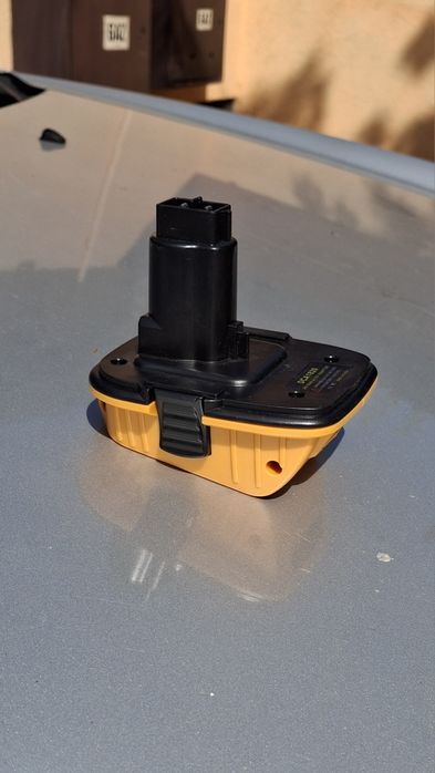 2x Adapter/przejściówka ze strarego typu Dewalt(18/14V) na nowy 18V
