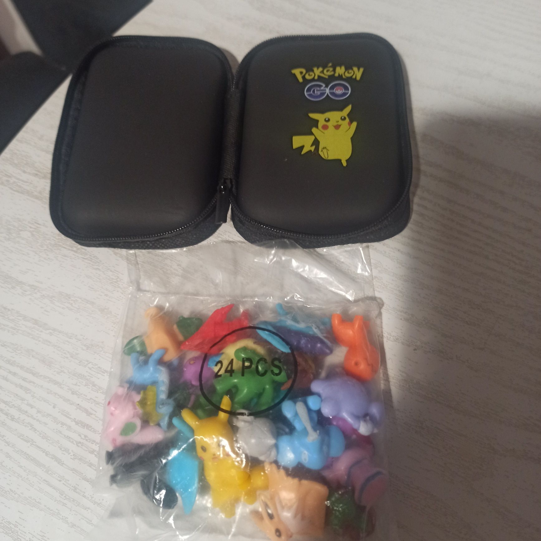 Pudełko pokémon+figurki
