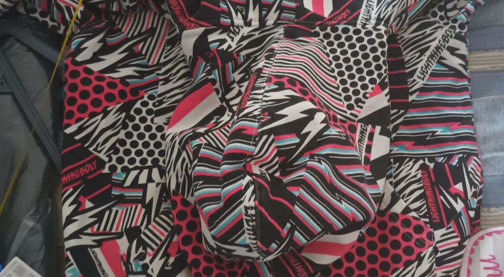 Casaco com fecho Lightning Bolt XS- medidas nas fotografias