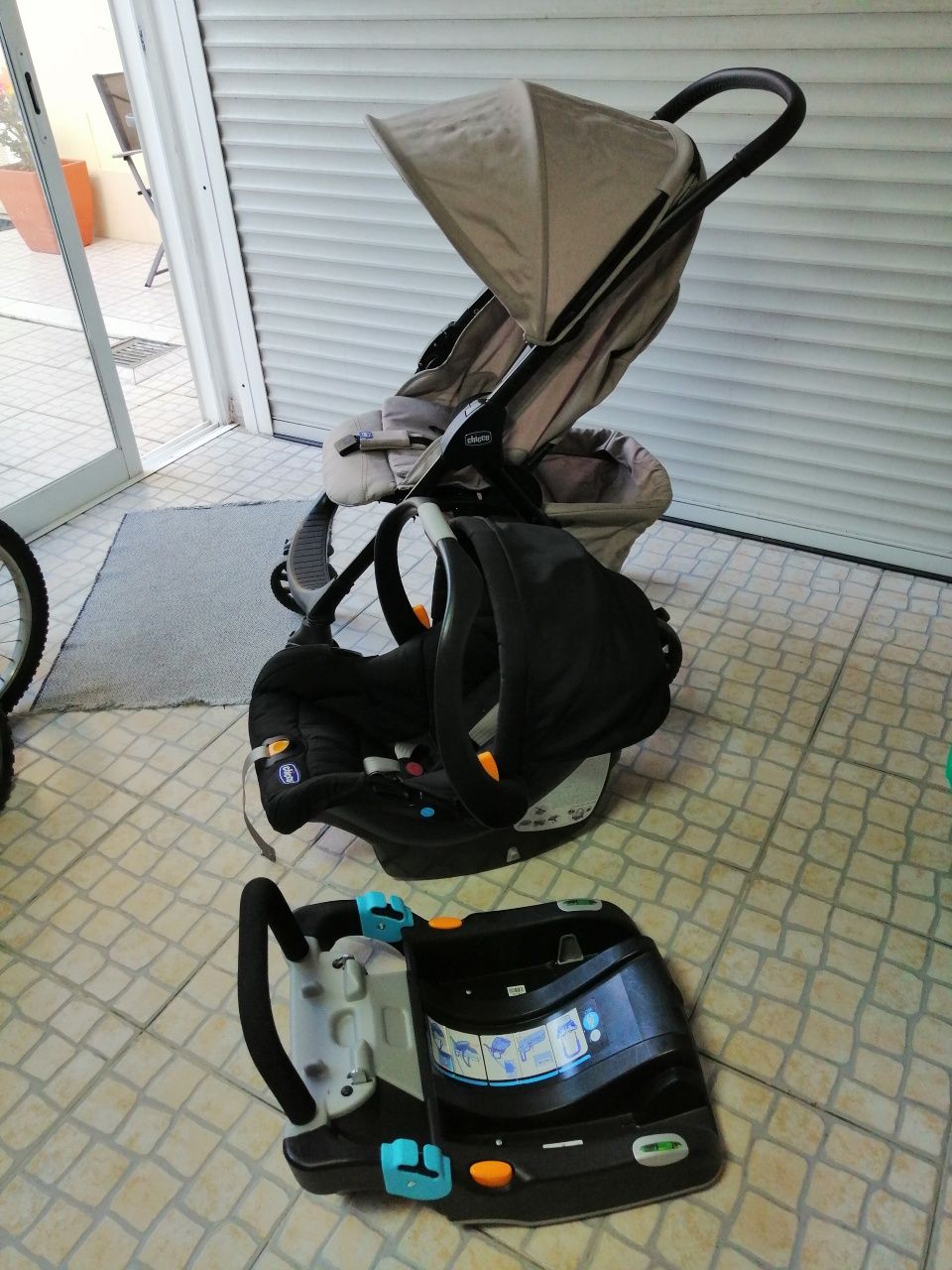 Carrinho chicco com ovo e base para carro