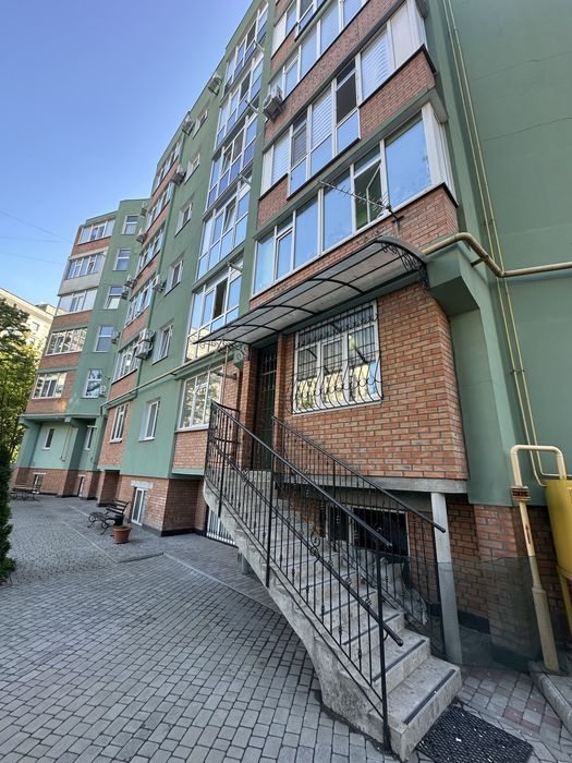 Продаж приміщення в новобудові з окремим входом центр міста 85 метрів