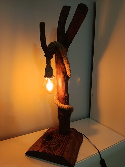 Lampa stojącą. Konar drzewa