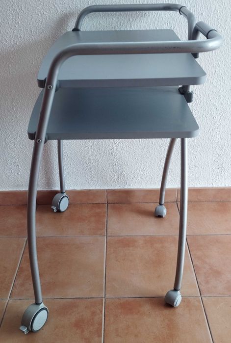 Pequena secretária, ideal para criança, desktop ou costura.