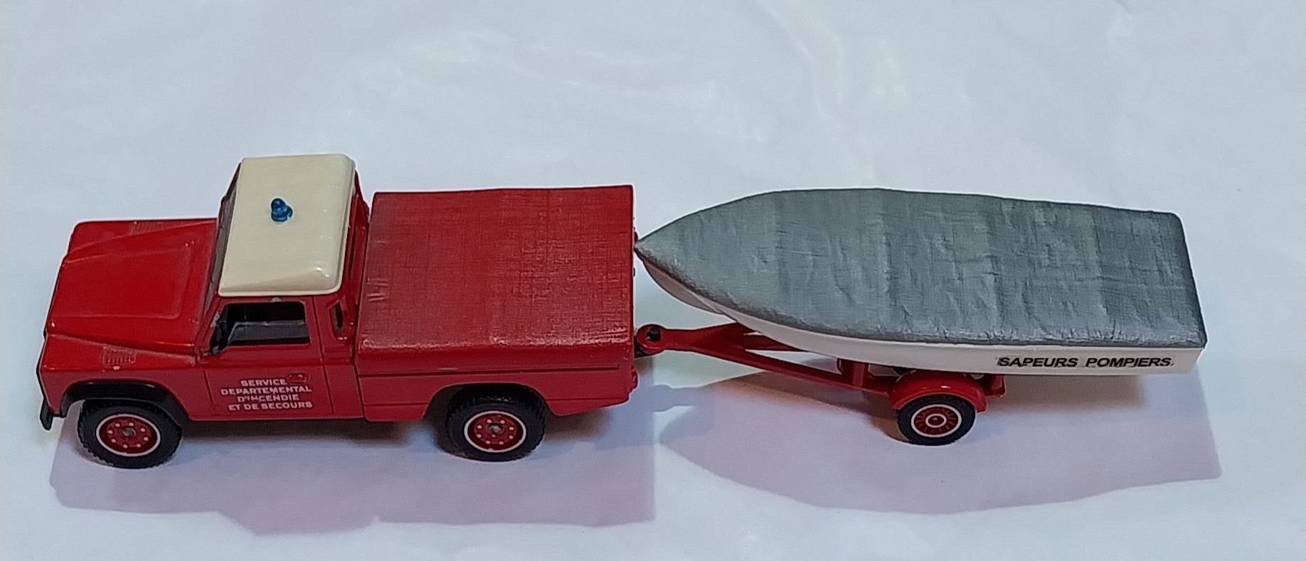Miniaturas de Bombeiros Land Rover e barco