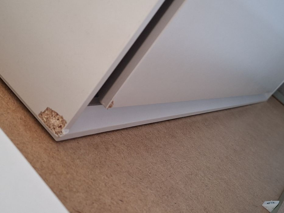 Nowoczesna komoda z szafkami i szufladami