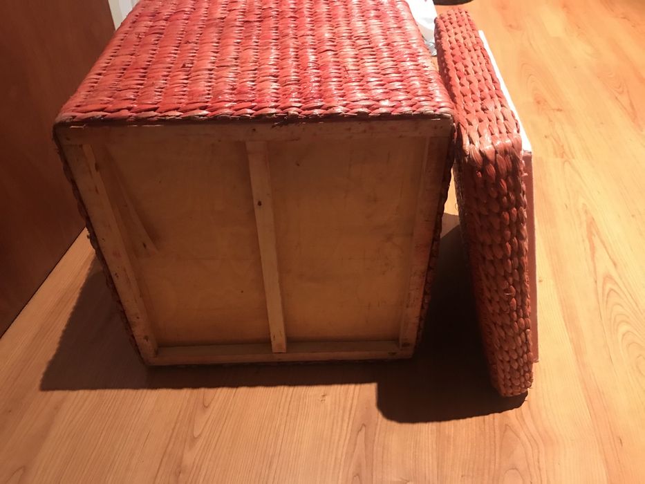 Puff em madeira revestido a rafia ( tem caixa para arrumacoes interior