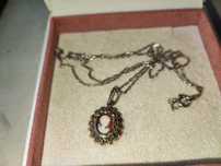 Colar com pendente Camafeu