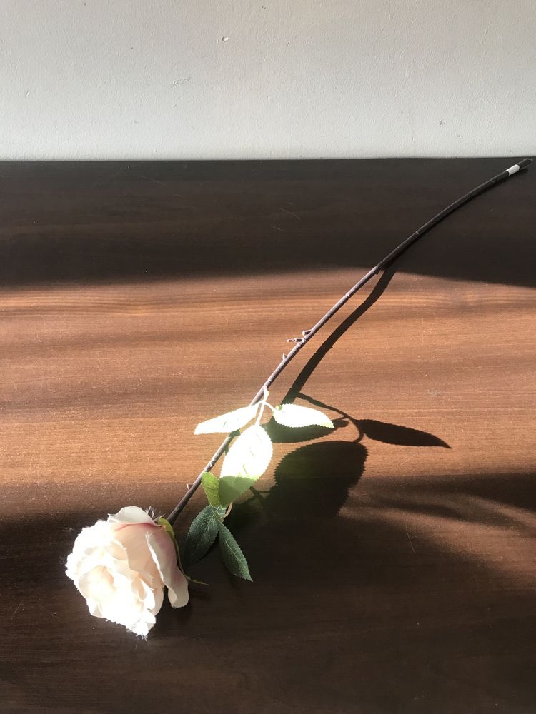 Kwiat sztuczny róża na gałązce 75 cm 48tknkw