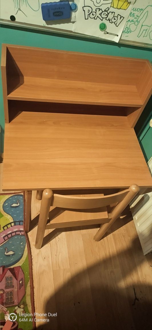 Mały stolik z krzesełkiem dla dziecka
