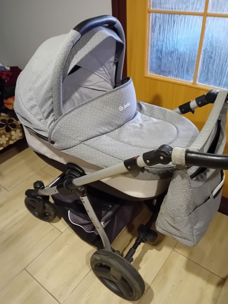 Wózek niemowlecy plus 2 foteliki