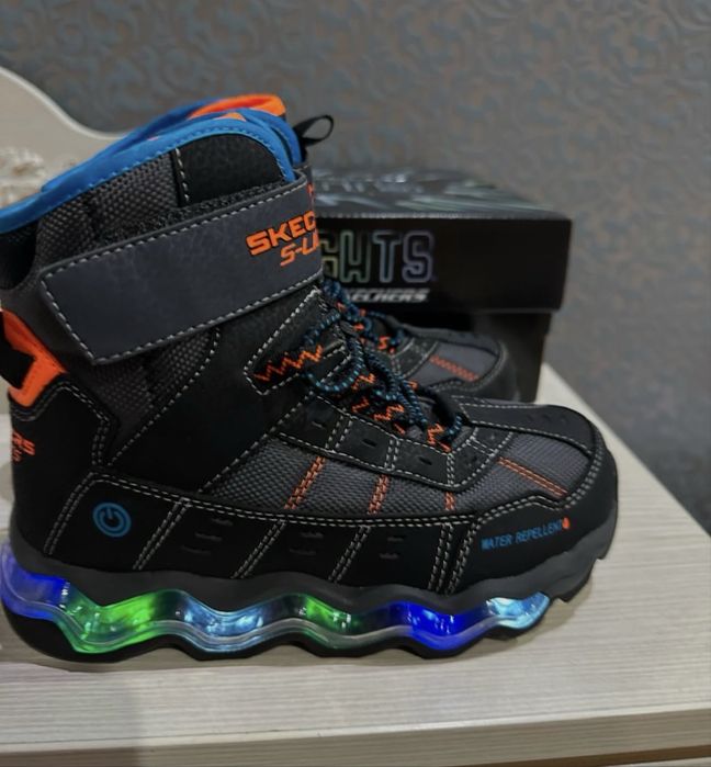 Skechers підсвітка , демісезонні розміри 30 31 33,5 35 37