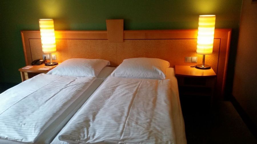Wyposażenie meble hotelowe 2os 4* używane biurka
