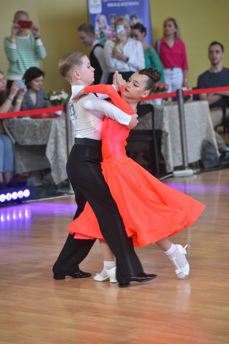 Ювенальське плаття . Стандарт. Тканина chrisanne. На зріст 140