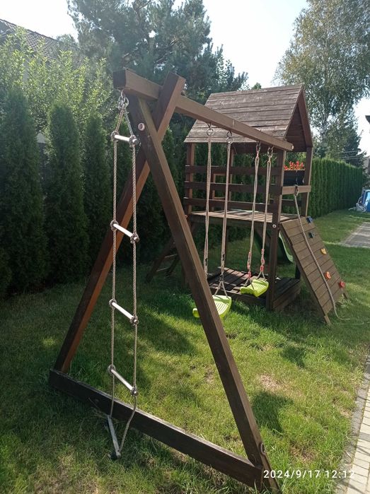 Plac zabaw z wyposażeniem