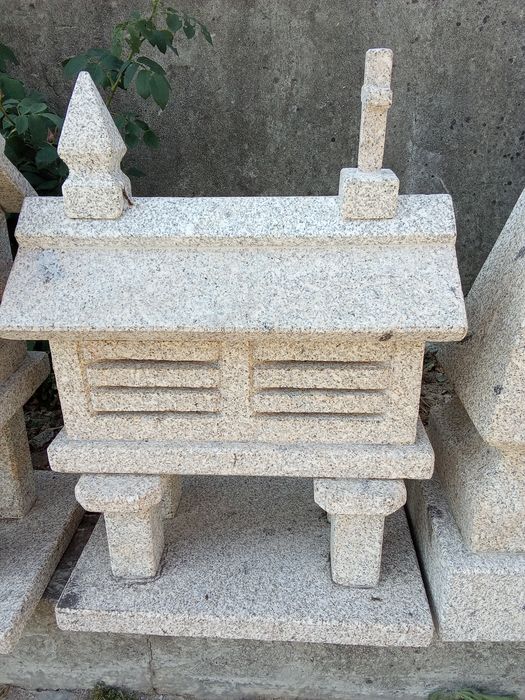 Espigueiros pequenos em granito