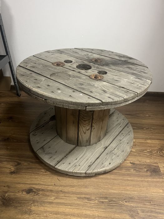 Stolik z szpuli od kabli z kółkami