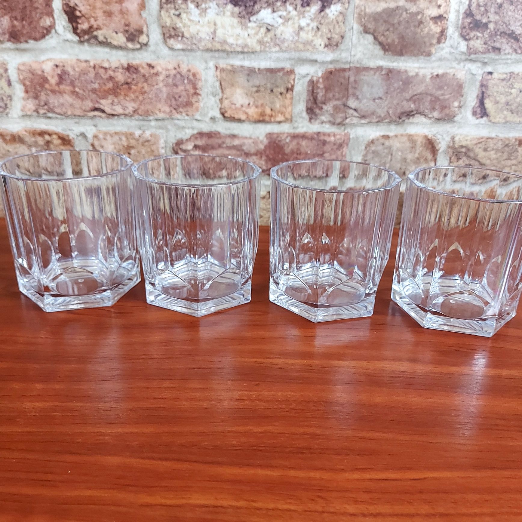 Zestaw 4 plastikowych szklanek do whisky