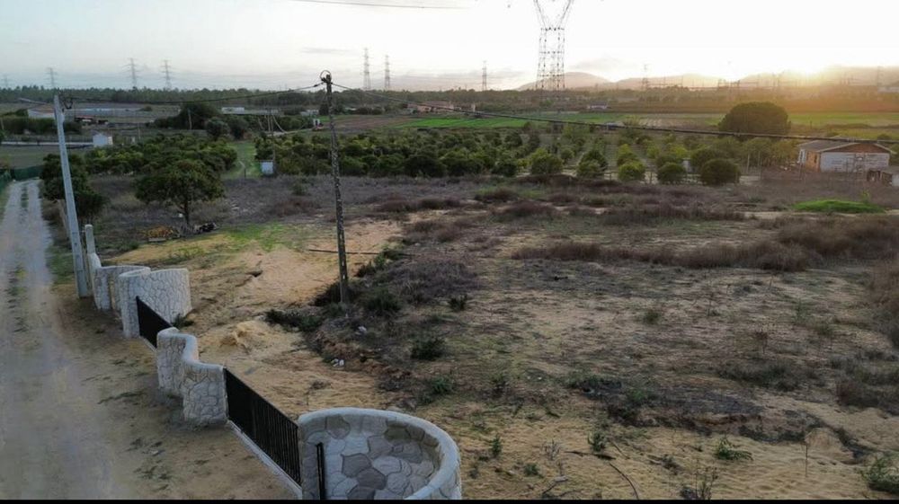 Terreno com furo de água próprio, luz. Completamente vedado