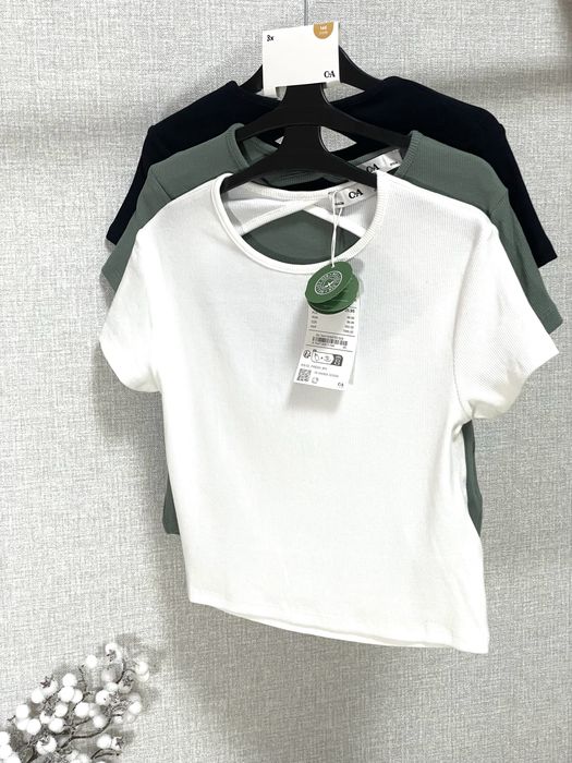 Комплект футболок в рубчик від бренду С&А