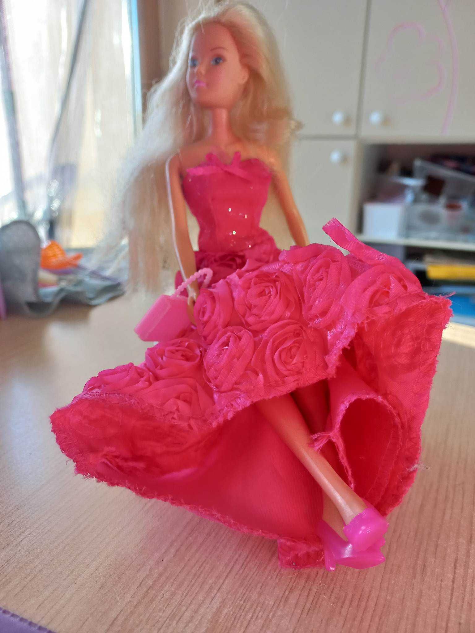 lalka z różową skukienką