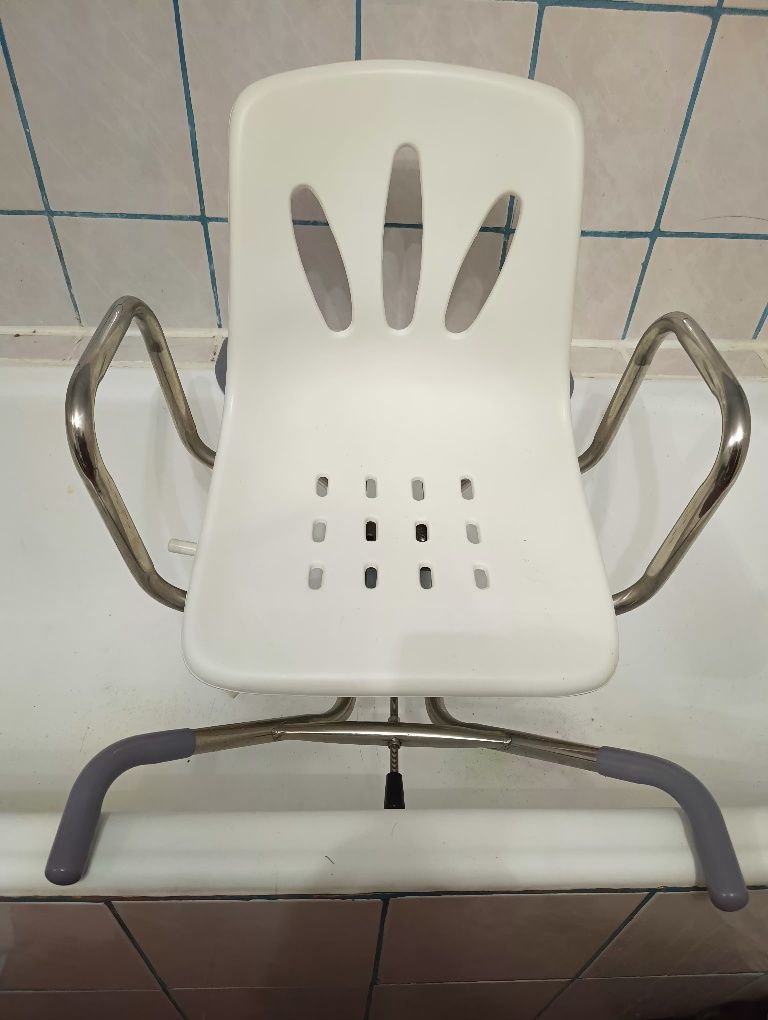 Fotel obrotowy na wannę dla osoby niepełnosprawnej