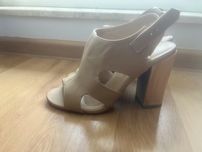 Stylowe sandaly na slupku 37