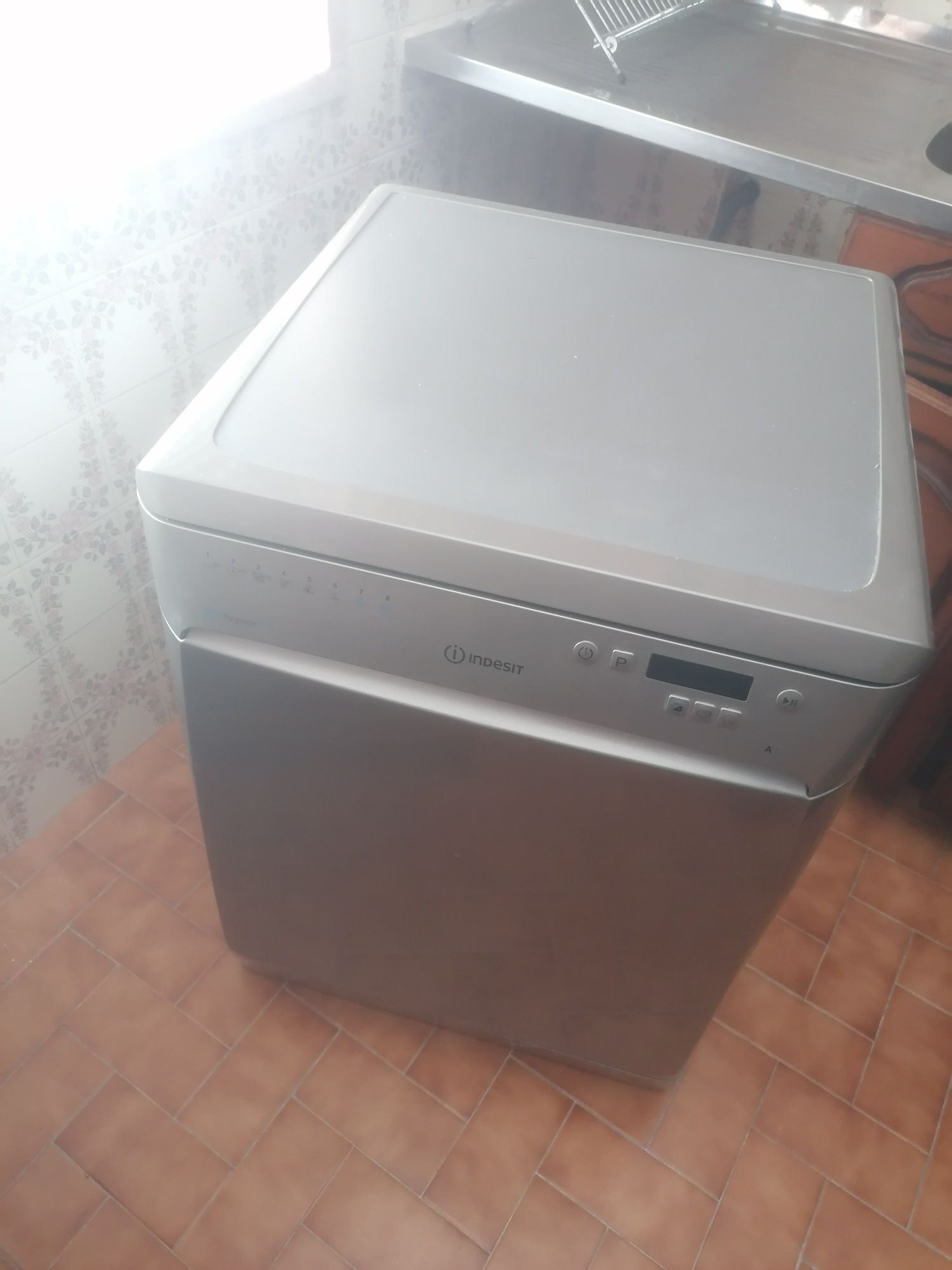 Máquina lavar loiça Indesit