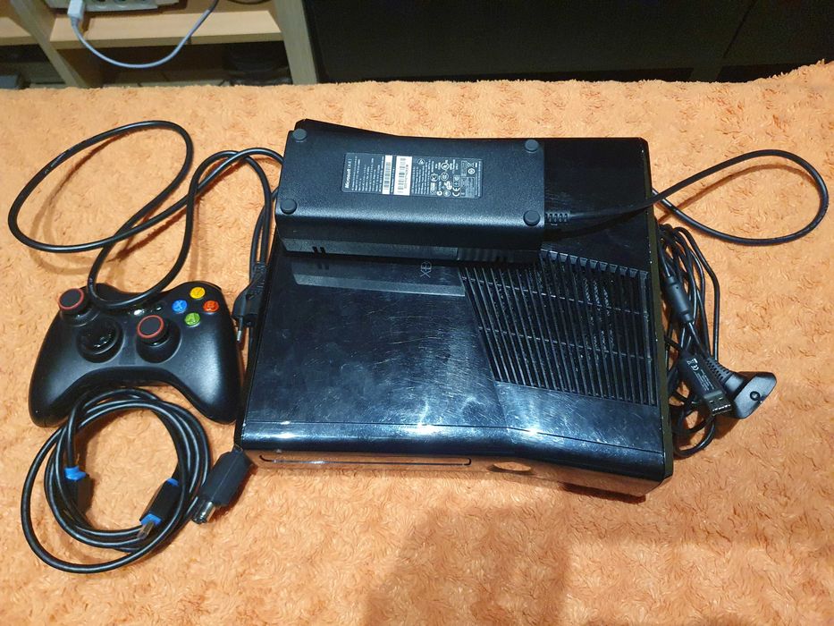 Consola Xbox 360 Slim (Glossy black) 250GB RGH 3 + Comando