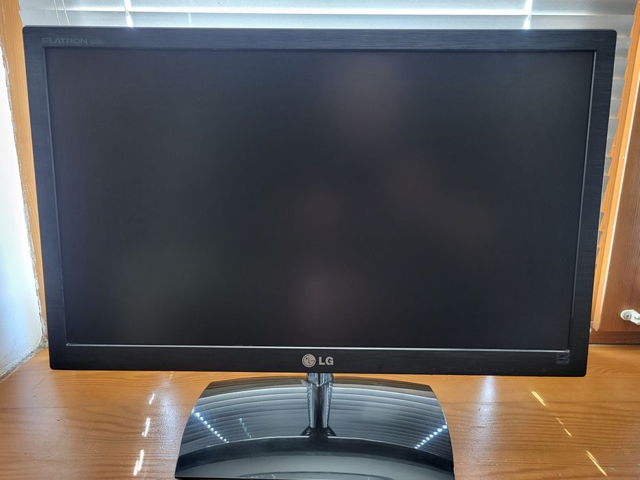 Монітор 22" LG E2251S тоненький