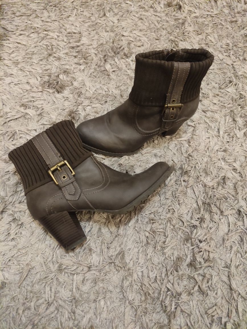 Botas castanhas, com salto