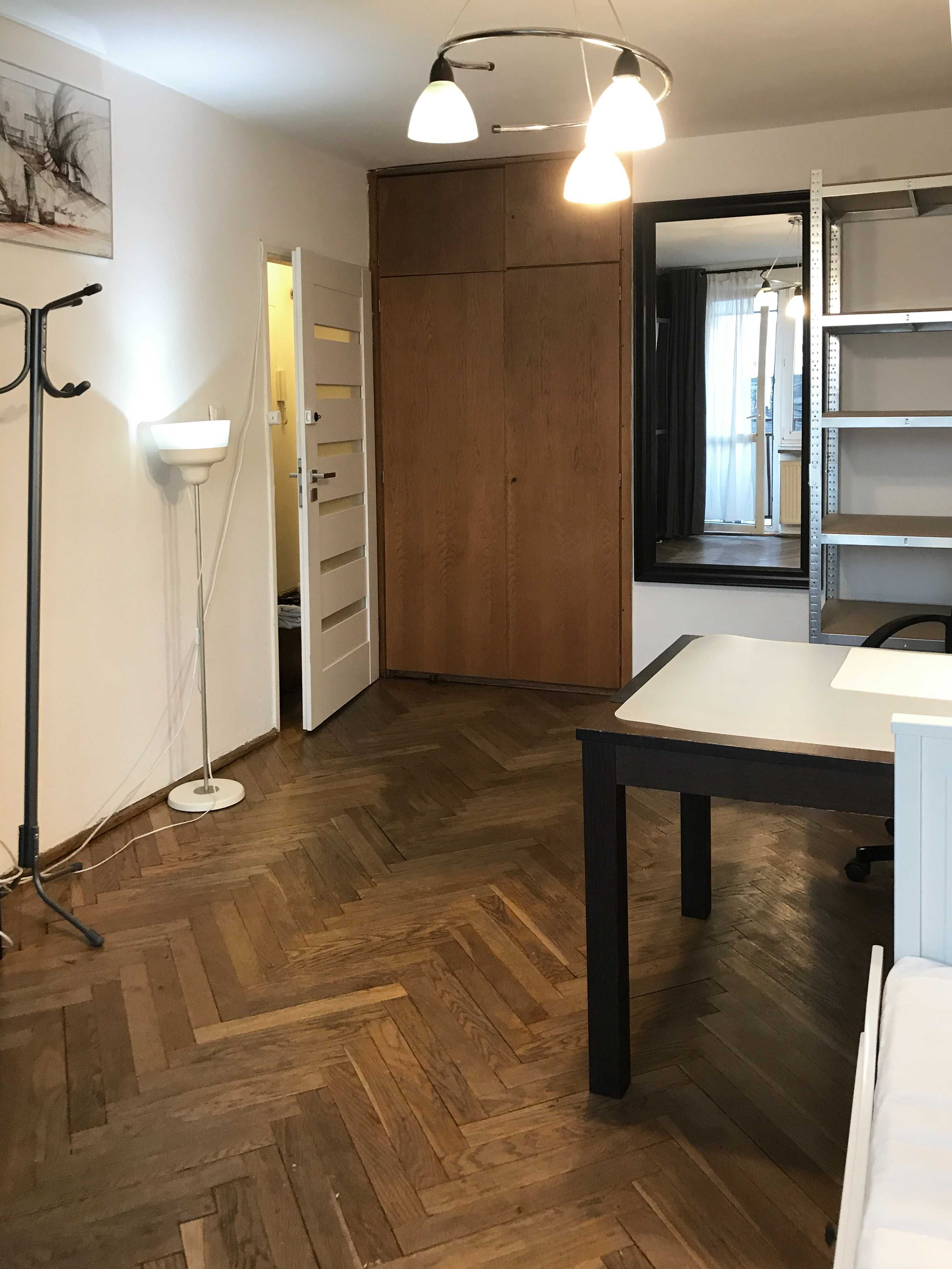 Duży, Piękny Pokój z balkonem dla kobiety, Centrum, Żelazna 27
