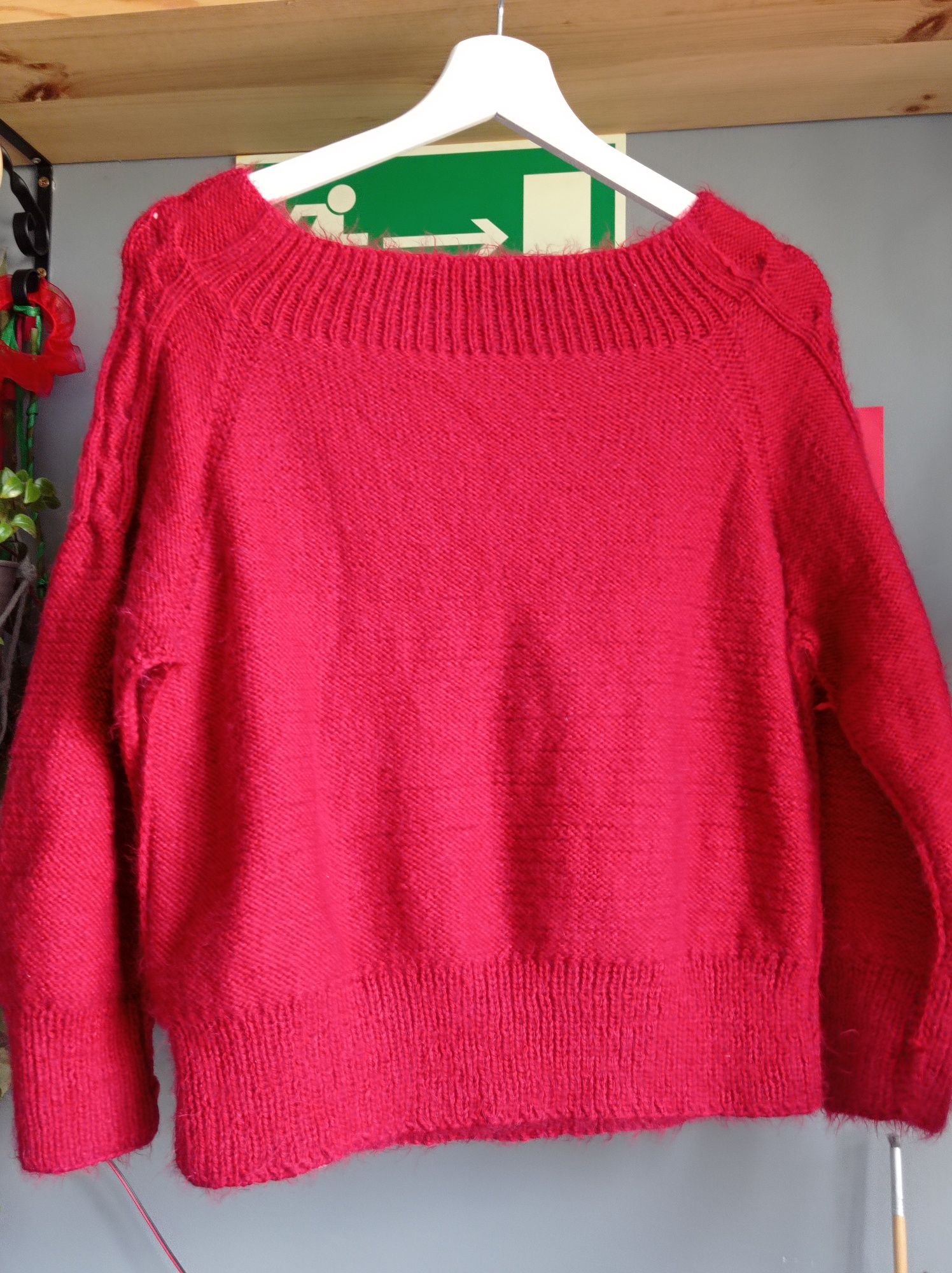 Czerwony sweterek ręcznie robiony