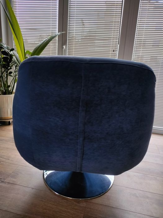 Wygodny  welurowy niebieski  fotel obrotowy z chromowaną podstawą
