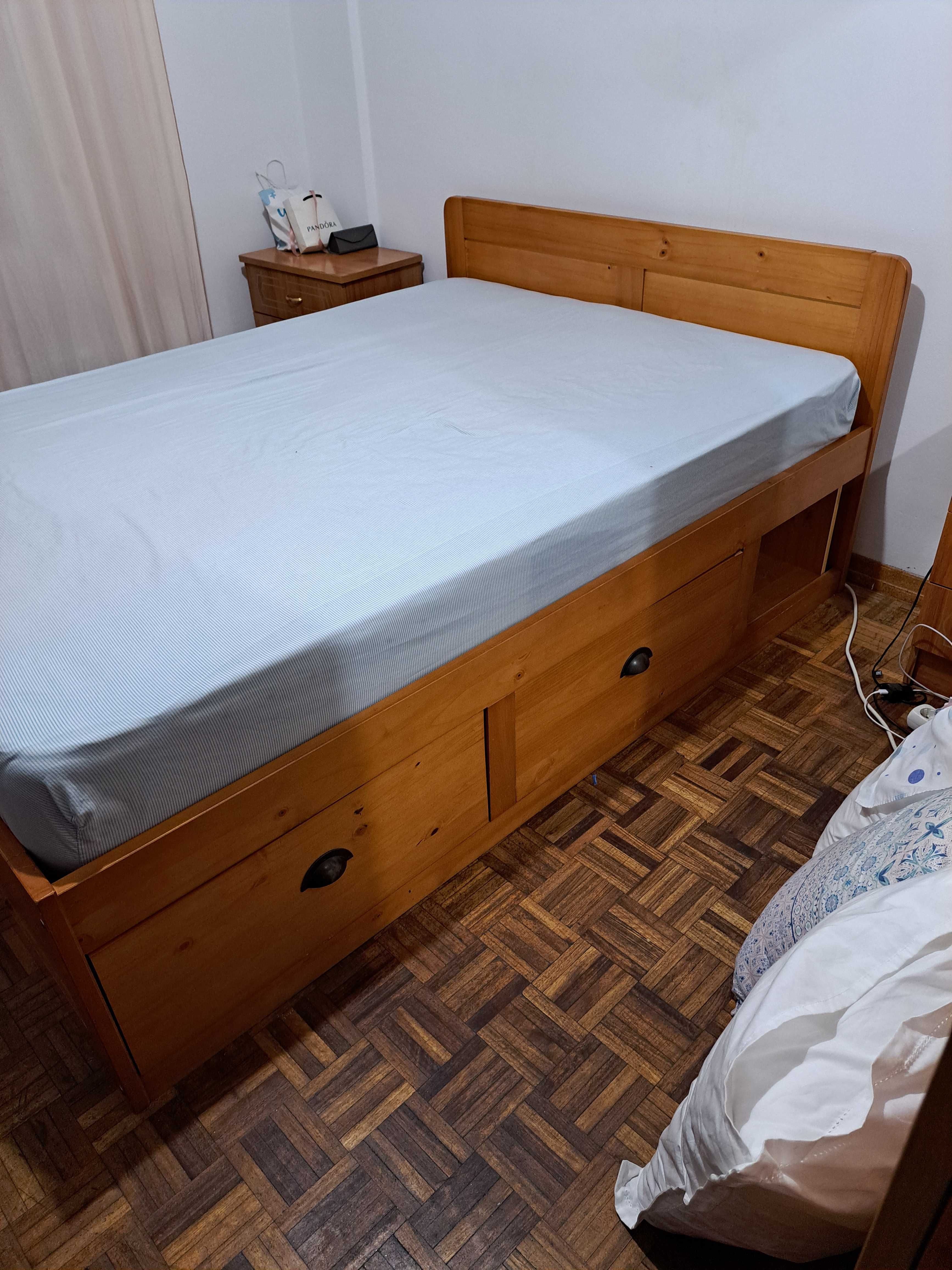 Vendo uma cama de casal completa com 4 gavetas