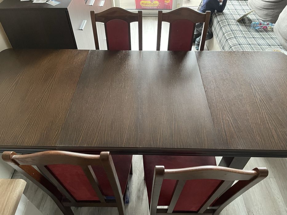 Stół rozkładany z krzesłami