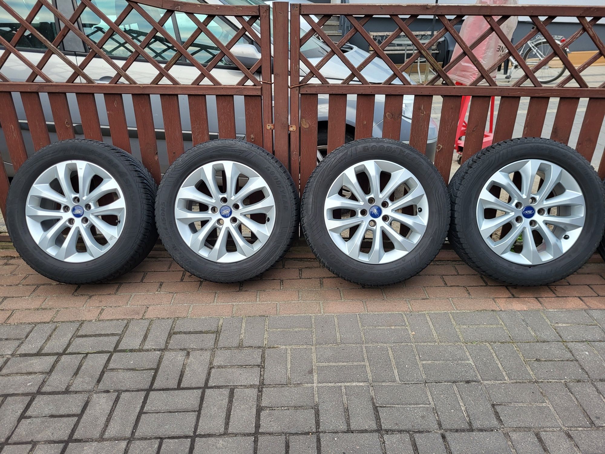 Oryginalne felgi aluminiowe Ford Kuga 17 z oponami  235/55R17