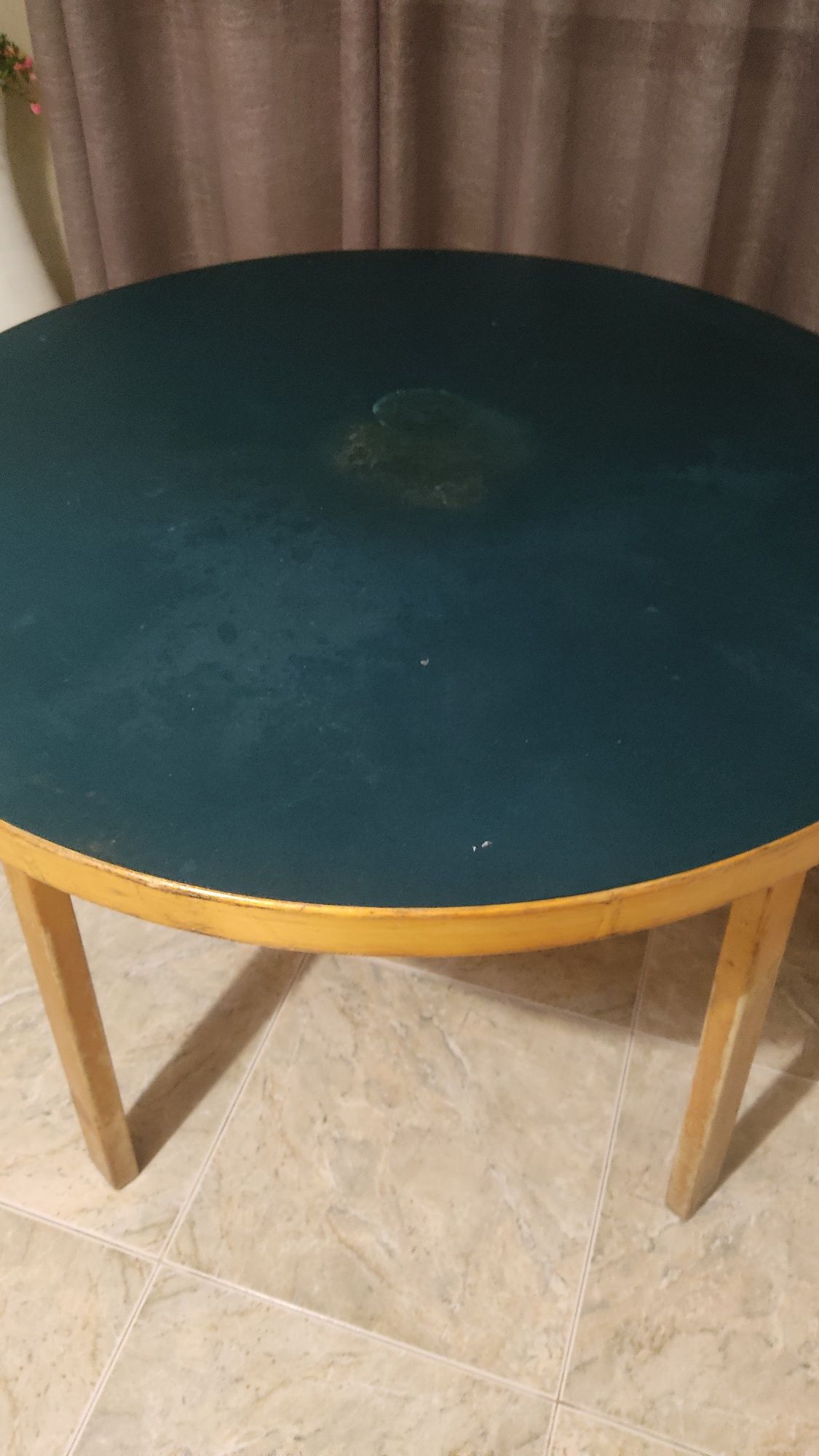 Mesa de jogos em madeira