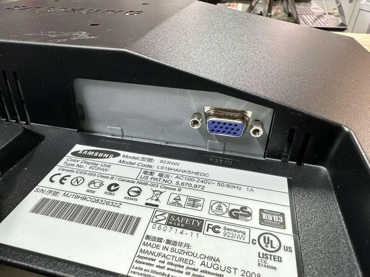 Тонкий, легкий TFT монитор Samsung 19 дюймов, в идеале с кабелями