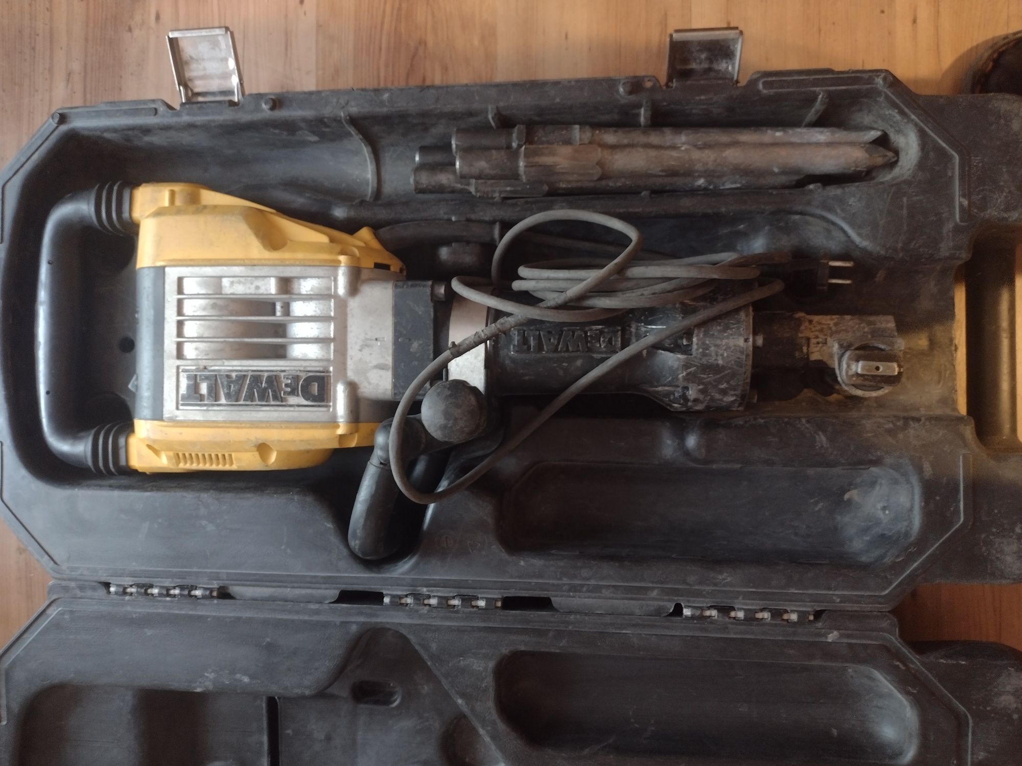 Młot wyburzeniowy DeWalt D 25961