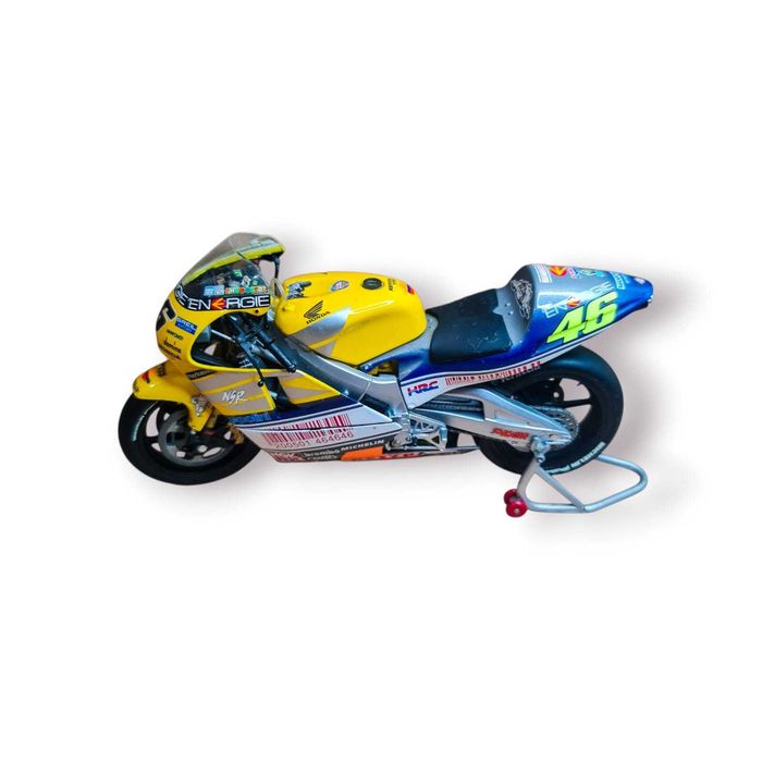 Miniatura Honda NSR500 #46 – Valentino Rossi – Team 2001 (Escala 1:12)