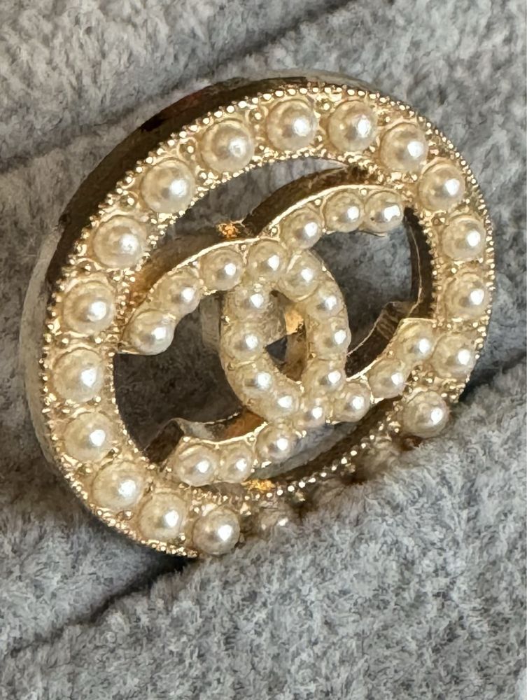 Piękny duży 2.8 cm guzik Chanel kolor złory z perłami sygnowany