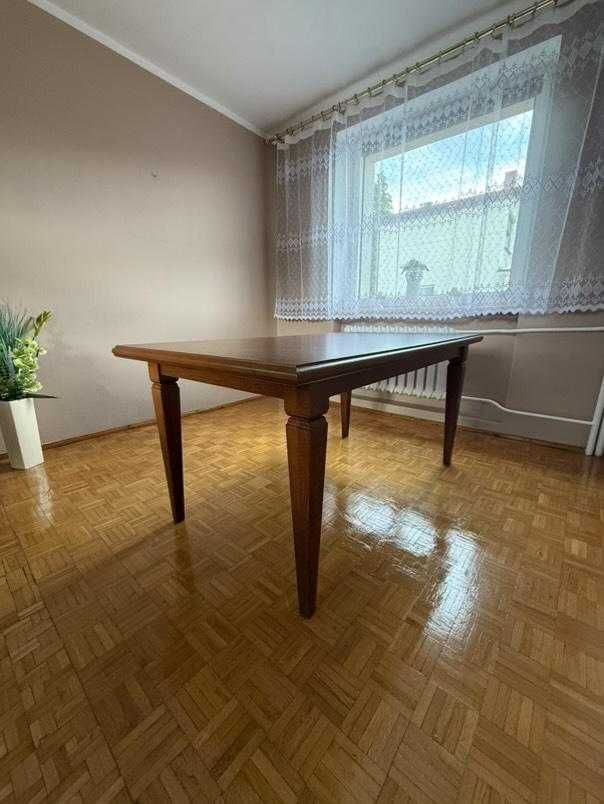 Stół z krzesłami