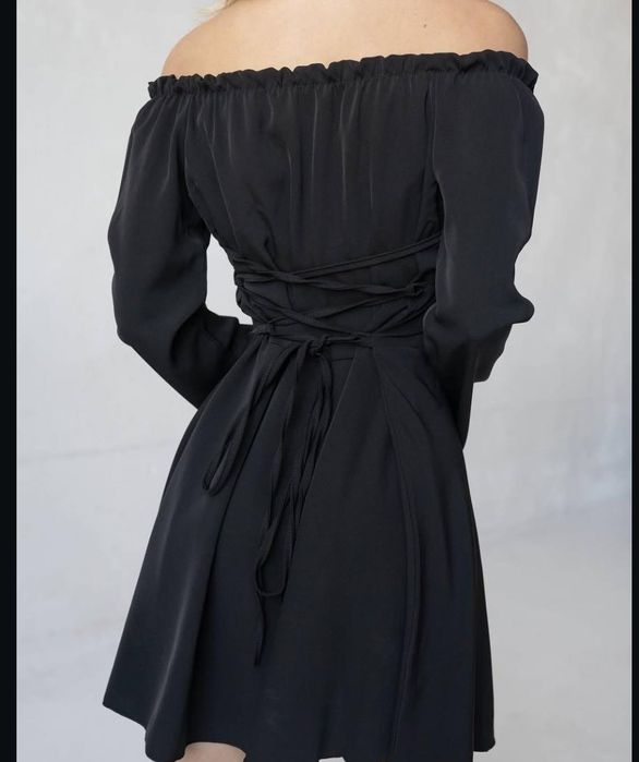 Жіноча сукня, на зав'язках з задньої сторони