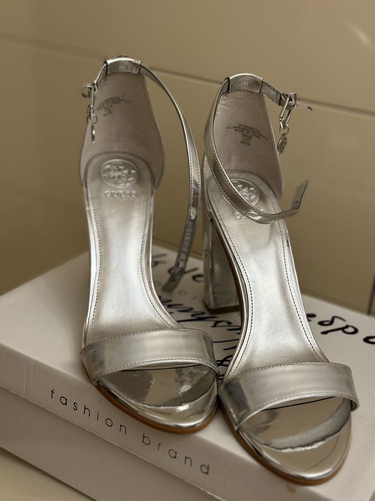 Босоножки guess