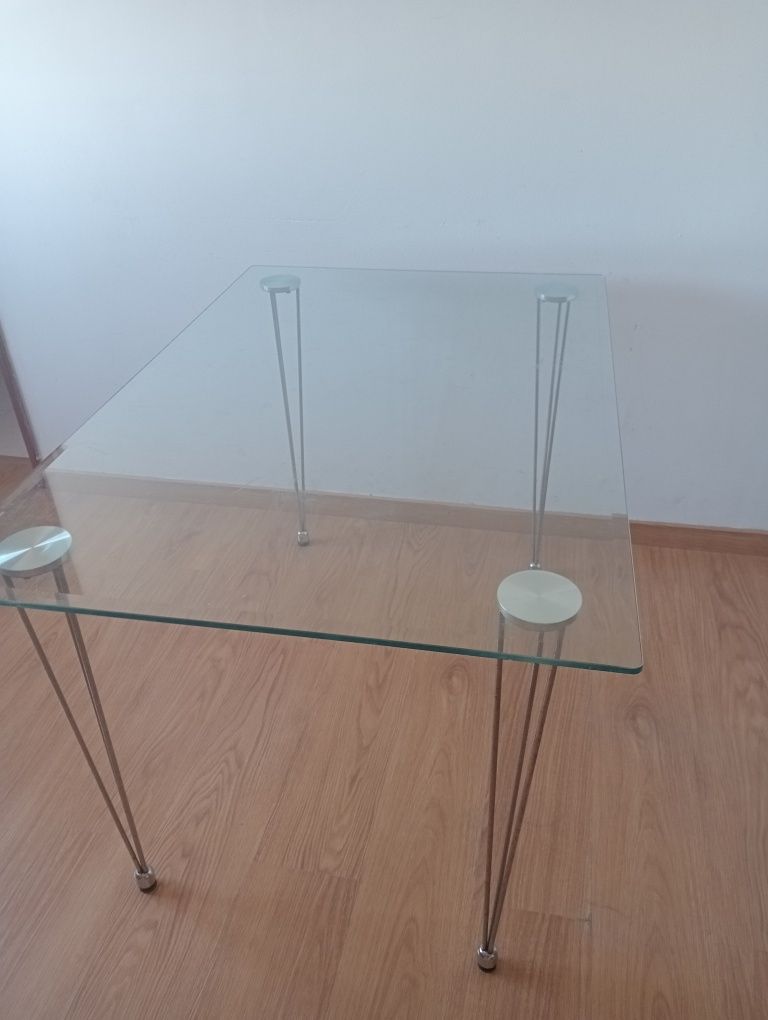 Mesa com tampo de vidro