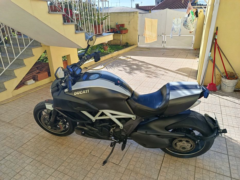 Ducati Diiavel white Carbon