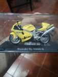 Miniatura de motos escala 1.24 em ótimo estado