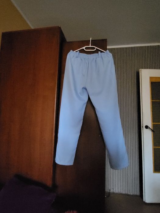 Spodnie damskie materiałowe z kieszeniami.  Rozmiar z metki XXL.